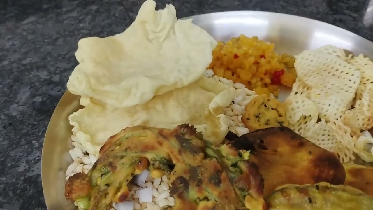 বাবু কে স্কুল দিয়ে এসে আমি লাঞ্চ এর জন্য বেগুনি মুড়ি বানালাম।।#food #cooking #ghorkonna 