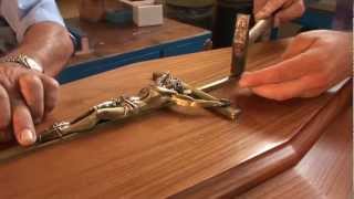 Allestimento cofano funebre per tumulazione