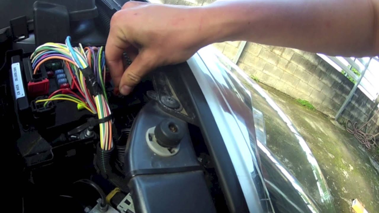 Peugeot 206+: Changer un fusible - YouTube 2013 nissan sentra fuse box location 