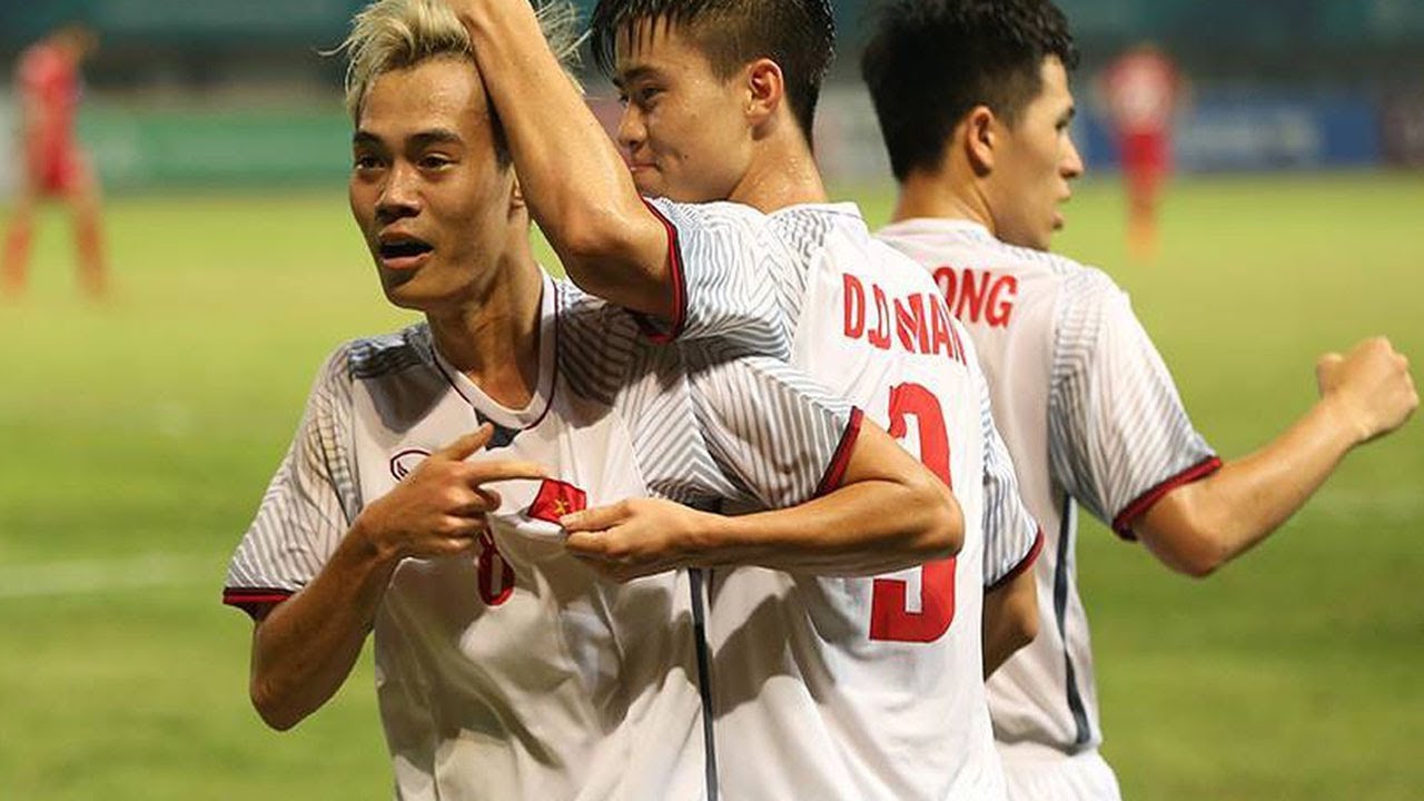 Спортсмены вьетнама. Футболист из Вьетнама. Вьетнам Олимпийские игры футбол. Вьетнамские игроки тотализатора. Динь Суан фу Вьетнам мужчины или жен.