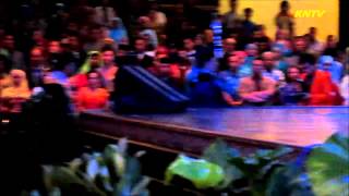 Prosesi senat guru besar memasuki ruang wisuda