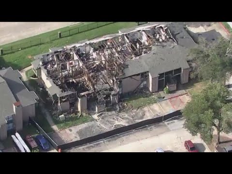 Houston apartment fire leaves dozens homeless - YouTube