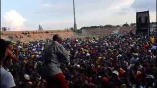Mandela Uthhayihlome - Blondie Makhene & Amaqabane