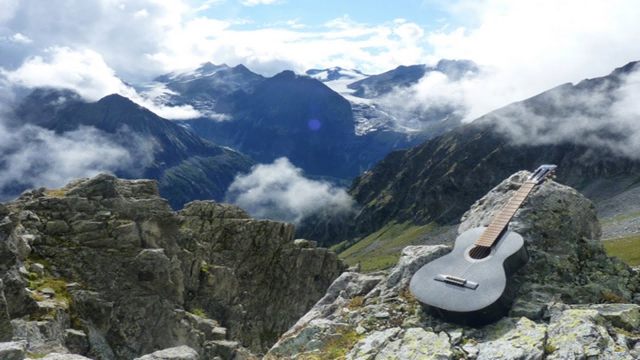 Хайриддин бзан гитара. Гитара в горах. Гитара на фоне гор. Гитарист в горах. Гитара на природе.