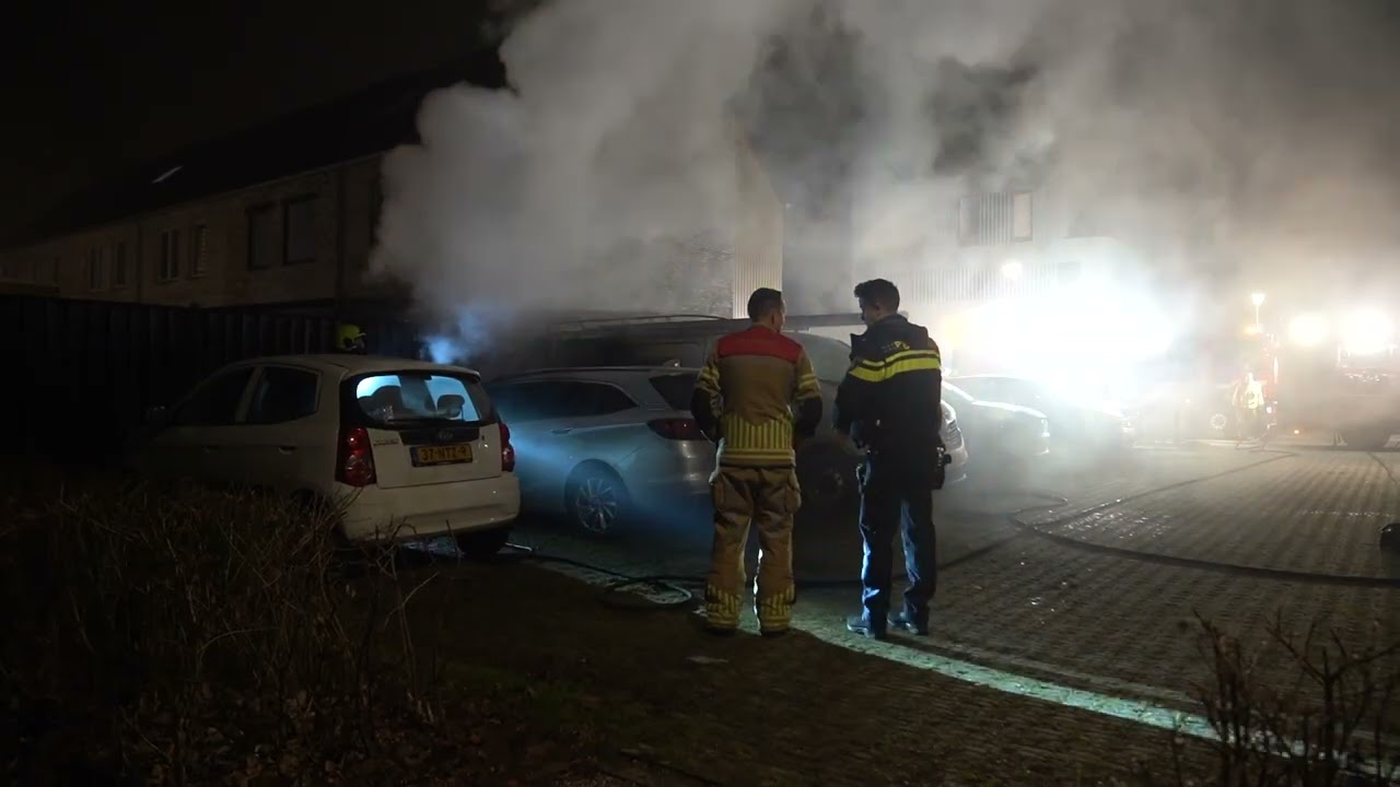 Wéér brand op de Zandweerd, dit keer auto en bestelbus getroffen