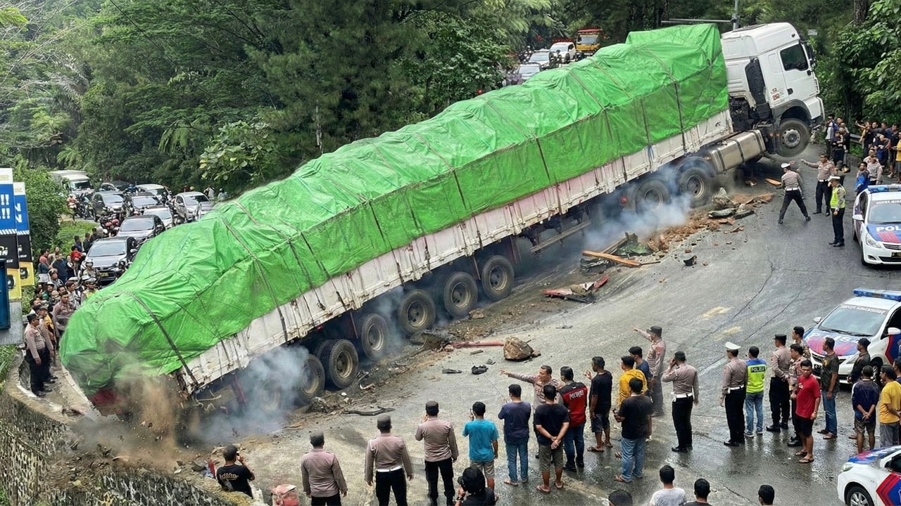 LUAR BIASA SULIT !!! MUSTAHIL BISA LOLOS, Drama Truk Terpanjang Tersiksa Total di Sitinjau Lauik