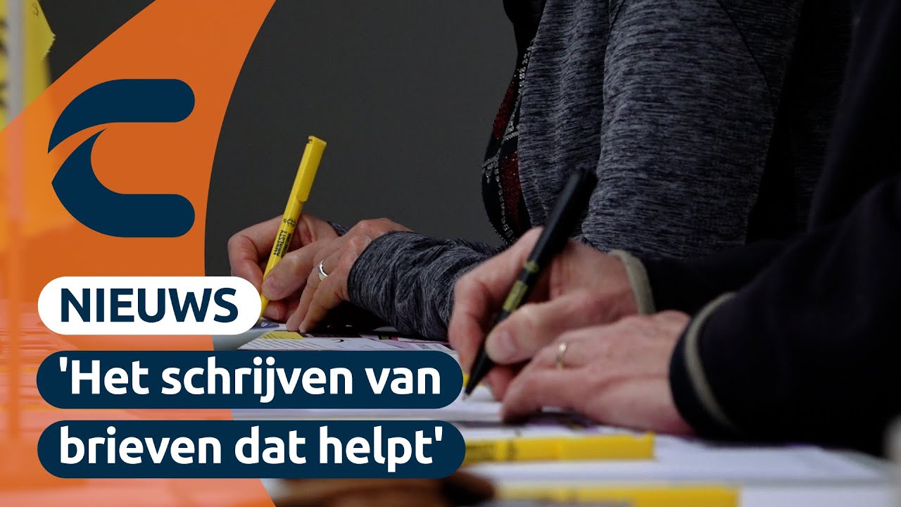 Mensen schrijven tijdens dag van de mensen rechten brieven voor Amnesty International | Connect