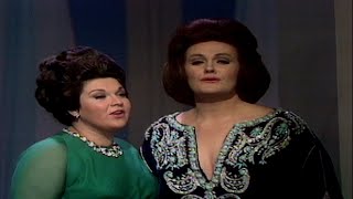 Joan Sutherland & Marilyn Horne "Mira, o Norma" on The Ed Sullivan Show chords