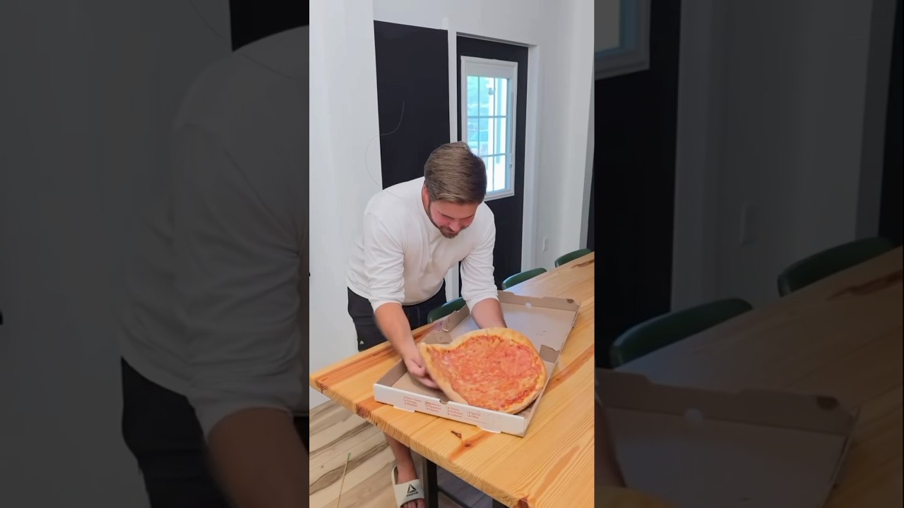 Он превратил ПИЦЦУ в ШЛЯПУ?