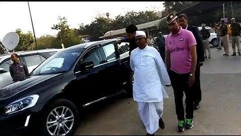 #SSCExamScam - Day 6: Anna Hazare Arrives At CGO Complex | Meets SSC Aspirants | SSC Protest 2018