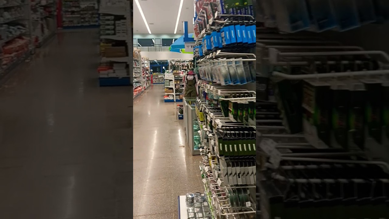 Огромный строительный магазин в немецкой колонии. 