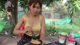 Wow! Lucky Girl Make Bamboo Spear Hunts Biggest Catfish for Cook Catfish Recipe