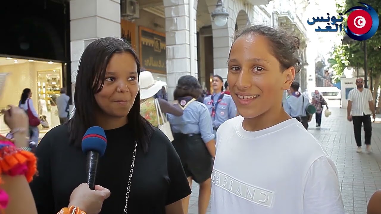 طفل تونسي يلفت الانظار بطريقة حديثه عن تونس، نعيش في فرنسا اما تونس في القلب نحبها و نجيها..