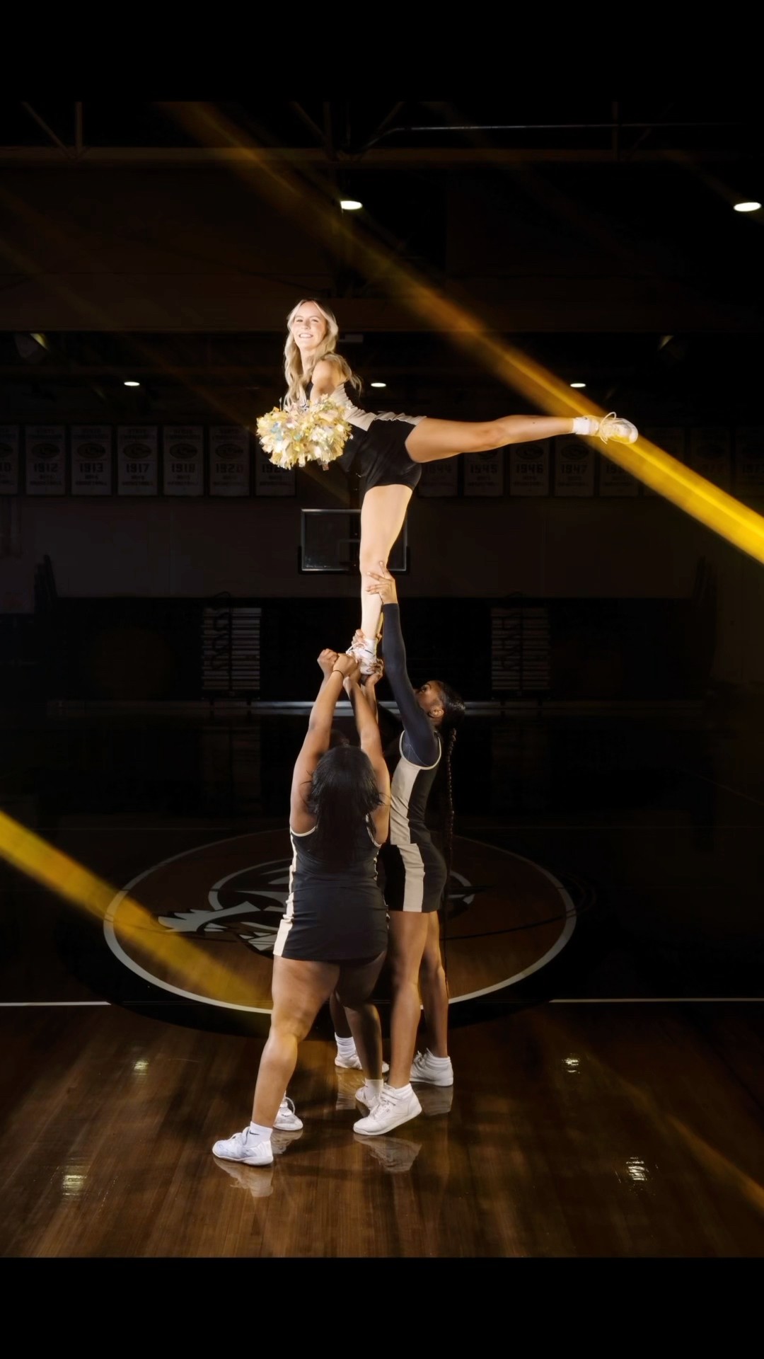 Cheerleading stunts, jumps and team pics! #cheerleading #cheerstunts