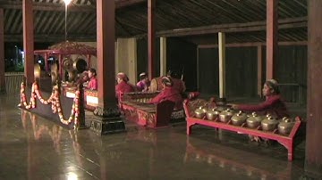 Javanese dance performance at Dalem Pujokusuman in Yogyakarta, 2005-07-08.