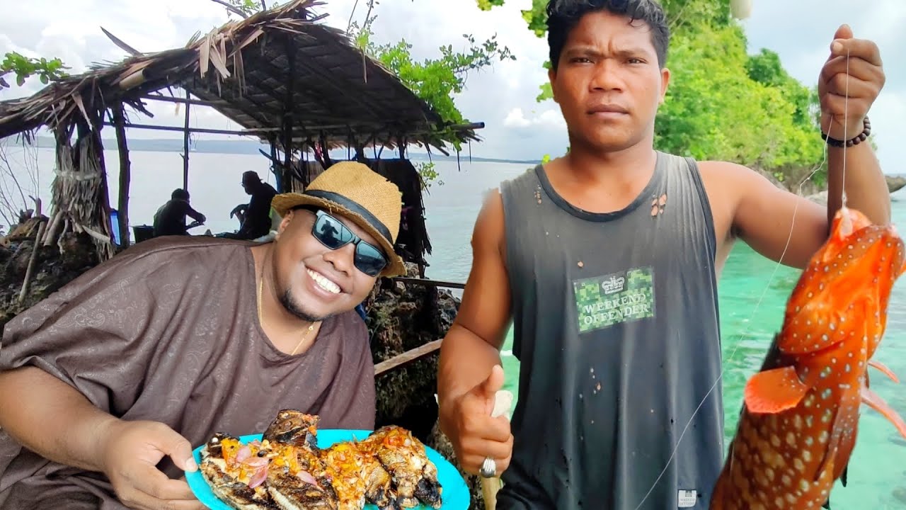 Рыбалка под старой хижиной, пойманная рыба жарится на гриле на месте.