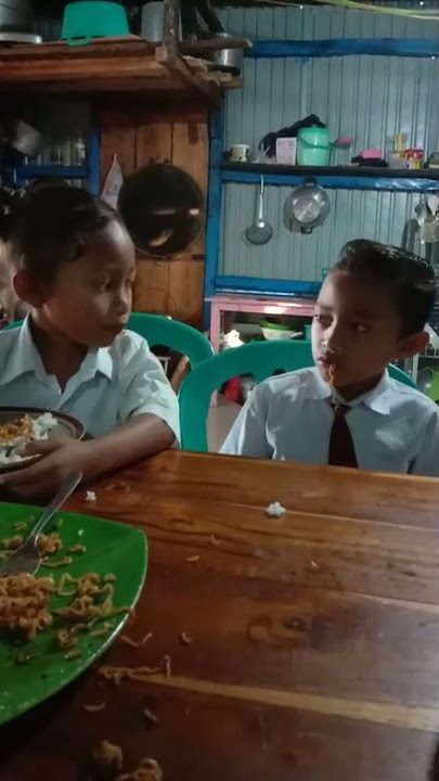 Lucu adik kakak berantem saat makan,