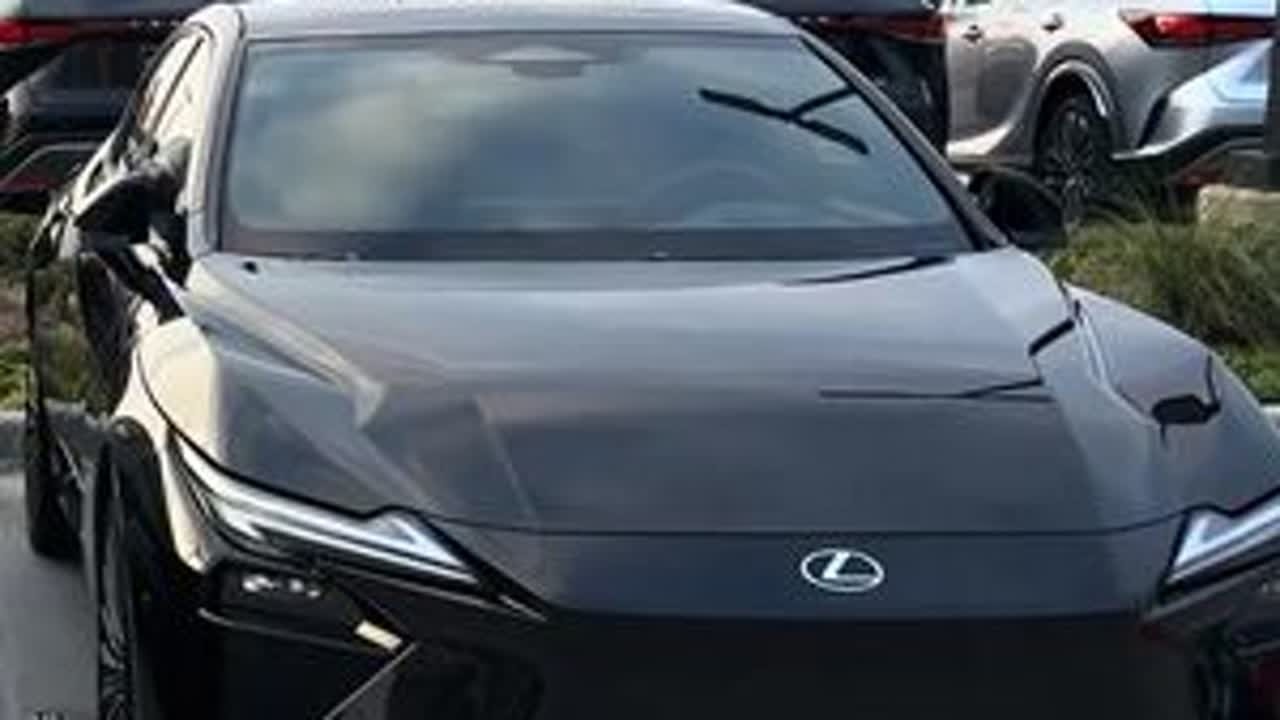 2026款雷克萨斯ES350e 豪华版配备21英寸合金轮毂，尊贵版采用19英寸合金轮毂，但无论选择何种配置两款车型的整体外观仍高度相似，整车蕴含大量创新科技。#雷克萨斯es350e #纯电动汽车...