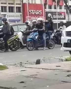 vidio lucu story wa orang nyanyi di lampu merah#11 (baca deskripsi)