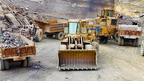 OLD CATERPILLAR LOADER VS HUGE ROCKS 🪨 LOADING IN DUMP TRUCK 🛻 