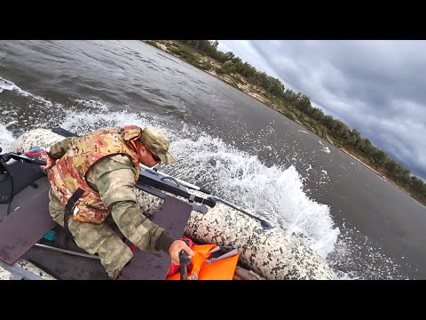 Видео: НА ПВХ ЛОДКЕ В БОЛЬШУЮ ВОЛНУ. Испытываю лодку X-river, Rocky 335 под мотором 9.8.