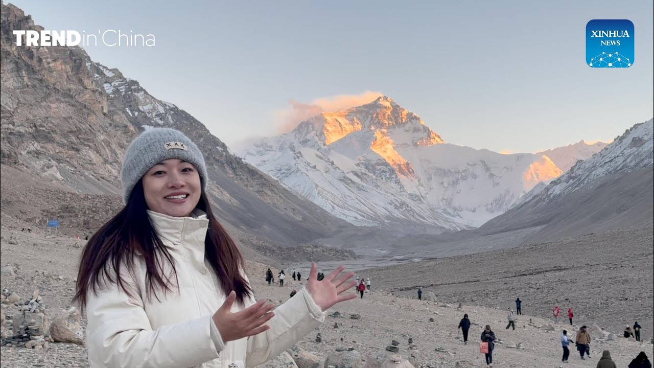 Winter travel in Xizang | Mt. Qomolangma bathed in golden sunlight