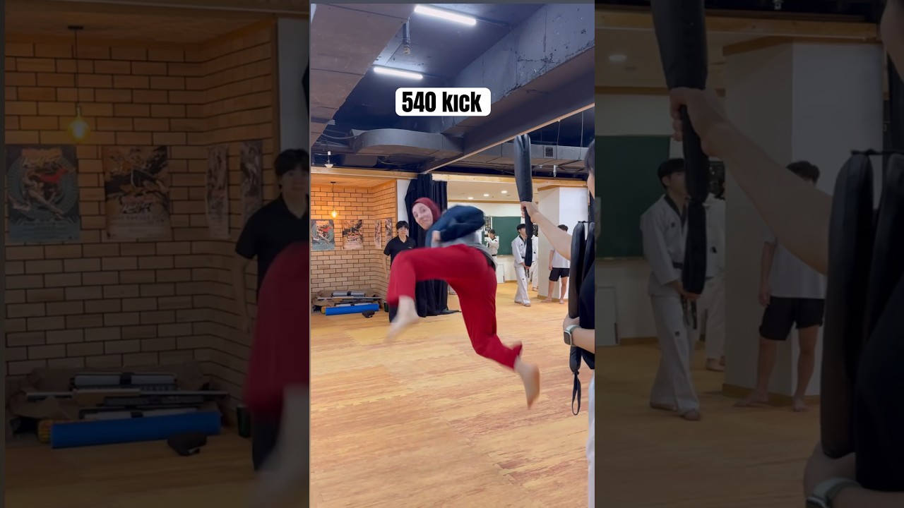 Kübra Dağlı (540 derece dönerek tekme )