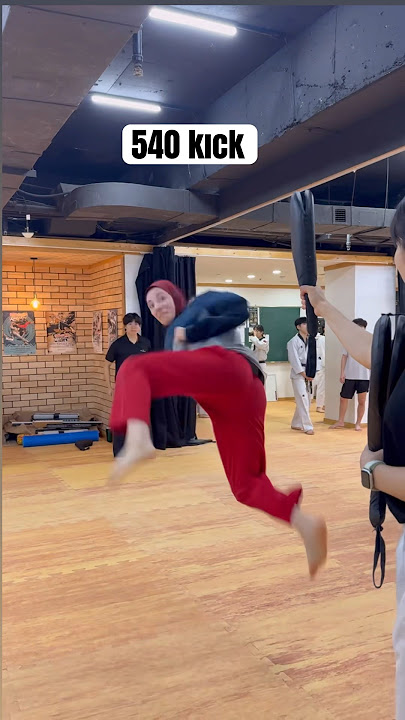 Kübra Dağlı (540 derece dönerek tekme )