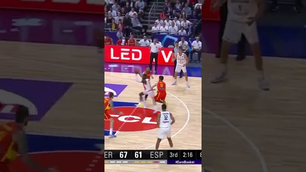 Dennis Schroder fakes it in the air 🫢