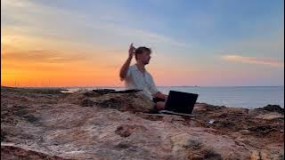 catching the sunrise with a melodic live set on the coast of Mallorca - Lynnic