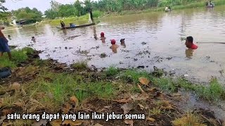 The excitement of looking for drunk fish in the Bengawan Solo River