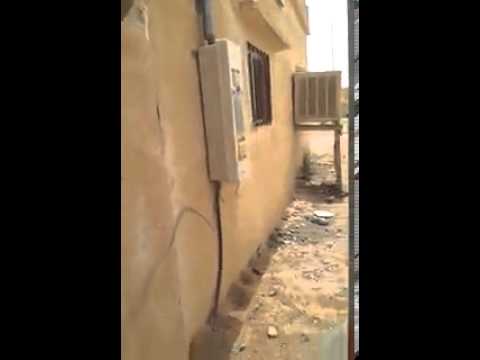 رجل مسن واعمى يذهب للمسجد عن طريق الحبل