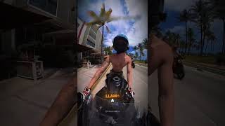 el peligro de conducir una moto sin camiseta 😏 #shorts