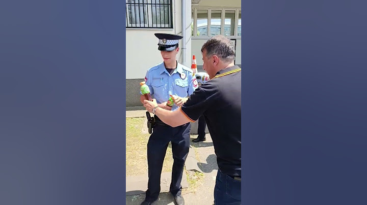 Nebojša Vukanović policajcima koji cijeli dan stoji na suncu podijelio sokove.