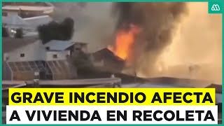 Grave incendio afecta a vivienda de Recoleta