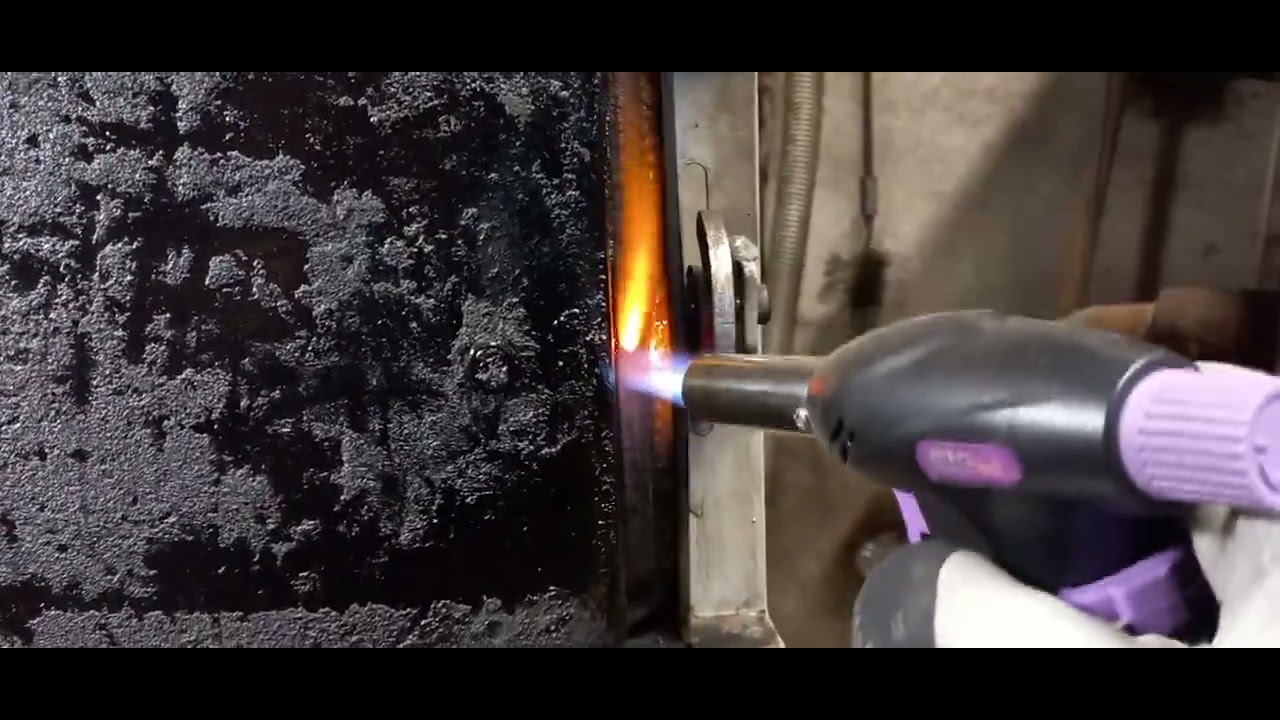 Czyszczenie sznura uszczelniającego w kotle.