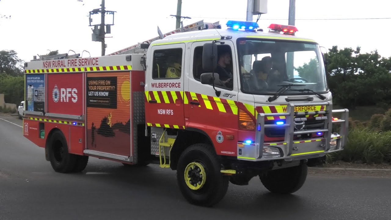 [NSW RFS] Wilberforce Pump Responding with Air Horn | Grass Fire - YouTube