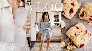 Weekly Vlog 2022! sunday coffee, new healthy habits, work!
First vlog of 2022 I missed you guys! Going to be blogging as well as posting recipe videos. I started trying to drink more water this week to cure my dry skin, doing pilates and meditating more, and also brought you along to our Sunday Morning Coffee we do every week with our family!
LINKS:
water bottle: https://instagram.com/healthish
sticky buns recipe: https://itslivb.com/2021/11/22/brown-sugar-maple-nut-free-sticky-buns/
scones recipe: https://itslivb.com/2022/01/11/vegan-raspberry-almond-scones/
pancakes recipe: https://itslivb.com/2019/01/23/fluffy-vegan-buttermilk-pancakes/
sriracha butter tofu recipe: https://itslivb.com/2022/01/13/sizzling-sriracha-butter-tofu/
katies thrift shop: https://instagram.com/creamyandcurated
gregs food page: https://instagram.com/gregsvegangourmet
MY BOOK:
Indigo (Canada): https://www.chapters.indigo.ca/en-ca/books/liv-bs-easy-everyday-100/9780778806790-item.html?ref=isbn-search#internal=1
Amazon (Canada): https://www.amazon.ca/Liv-Bs-Easy-Everyday-5-Ingredient/dp/0778806790/ref=sr_1_1?dchild=1&keywords=liv+b+easy+everyday&qid=1610378046&sr=8-1
Amazon (US): https://www.amazon.com/dp/0778806790
Barnes & Noble (US): https://www.barnesandnoble.com/w/liv-bs-easy-everyday-olivia-biermann/1137898256?ean=9780778806790
SOCIAL:
instagram: https://instagram.com/itslivb
tik tok: https://www.tiktok.com/@its.livb?lang=en
blog: https://itslivb.com
CAMERA:
canon 80D, canon 5D mk4 & canon m50
FTC:
not sponsored Weekly Vlog 2022! sunday coffee, new healthy habits, work!