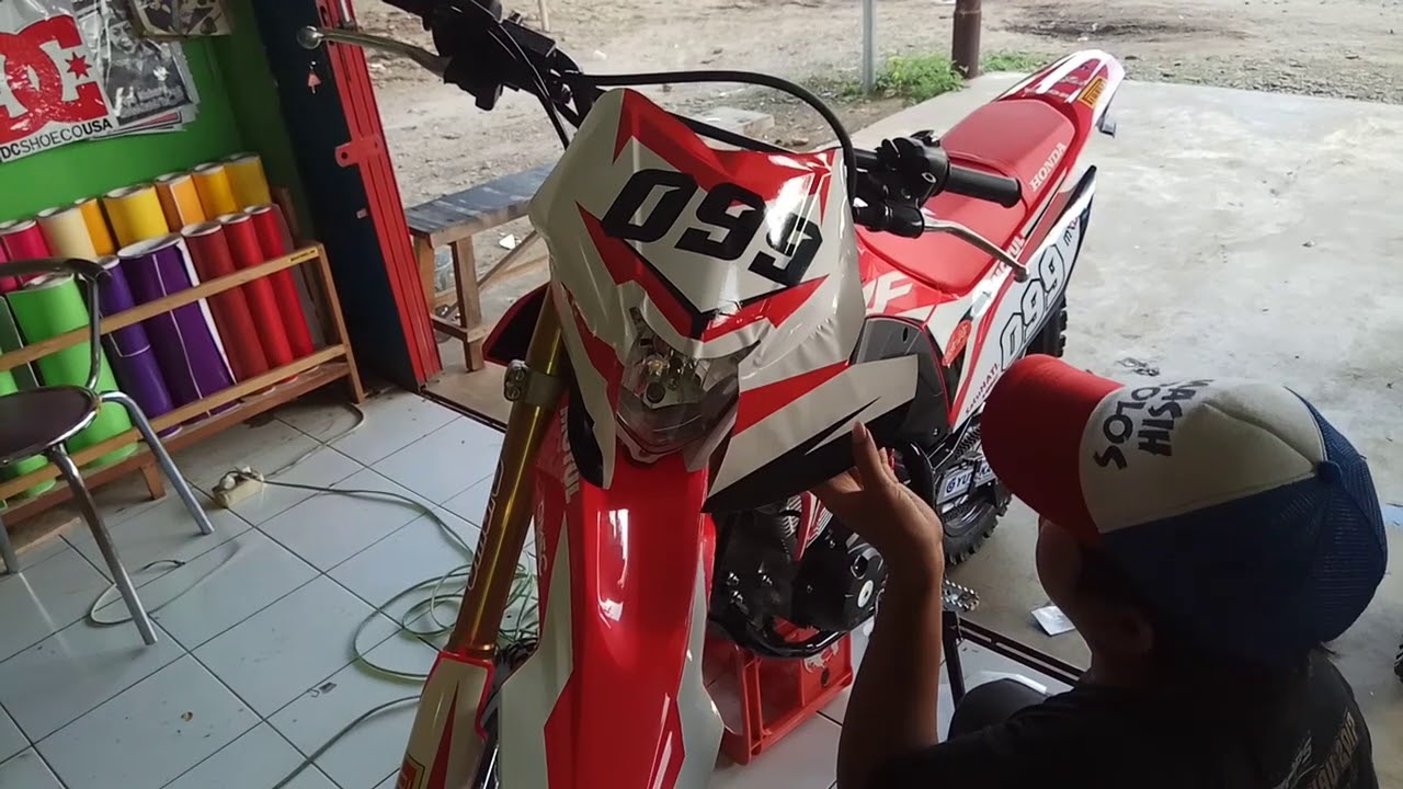 Proses Pemasangan Decalstiker Konsep Tim Gajser Mxgp Crf 150 L