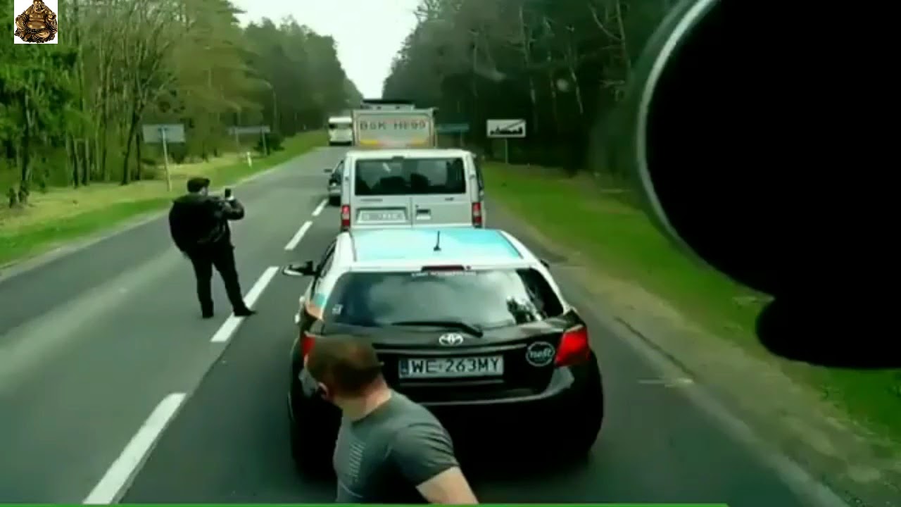Выброс мусора из машины