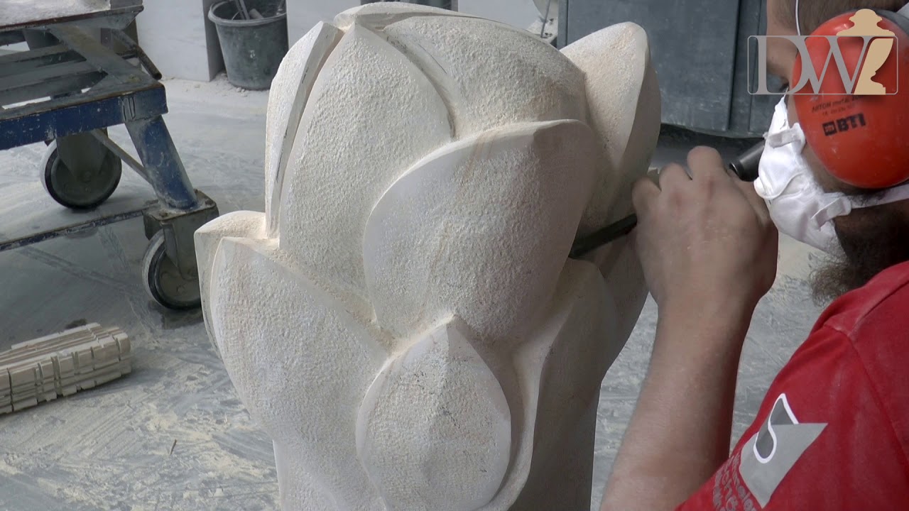 Eleganter Urnengrabstein mit Blütenknospen-Motiv - Aktueller Grabstein-Katalog online