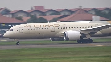 Close Up!!! Etihad Airways Boeing 787 Dreamliner Take off di Bandara Soekarno-Hatta