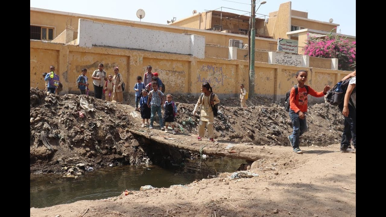 النجعاوية | تلال القمامة تحاصر مدارس «الشرقي بهجورة» وجذوع النخل طريق الوصول