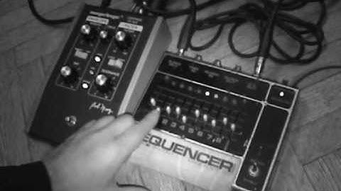 Electro harmonix drum sequencer + Moog filter Mf101 in tb303-esque duo - by polynominal.com