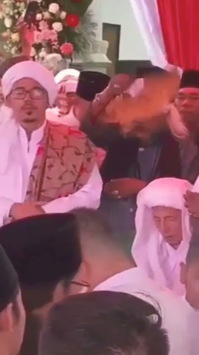 Habib Luthfi Sangat Khusyuk Saat Bersholawat