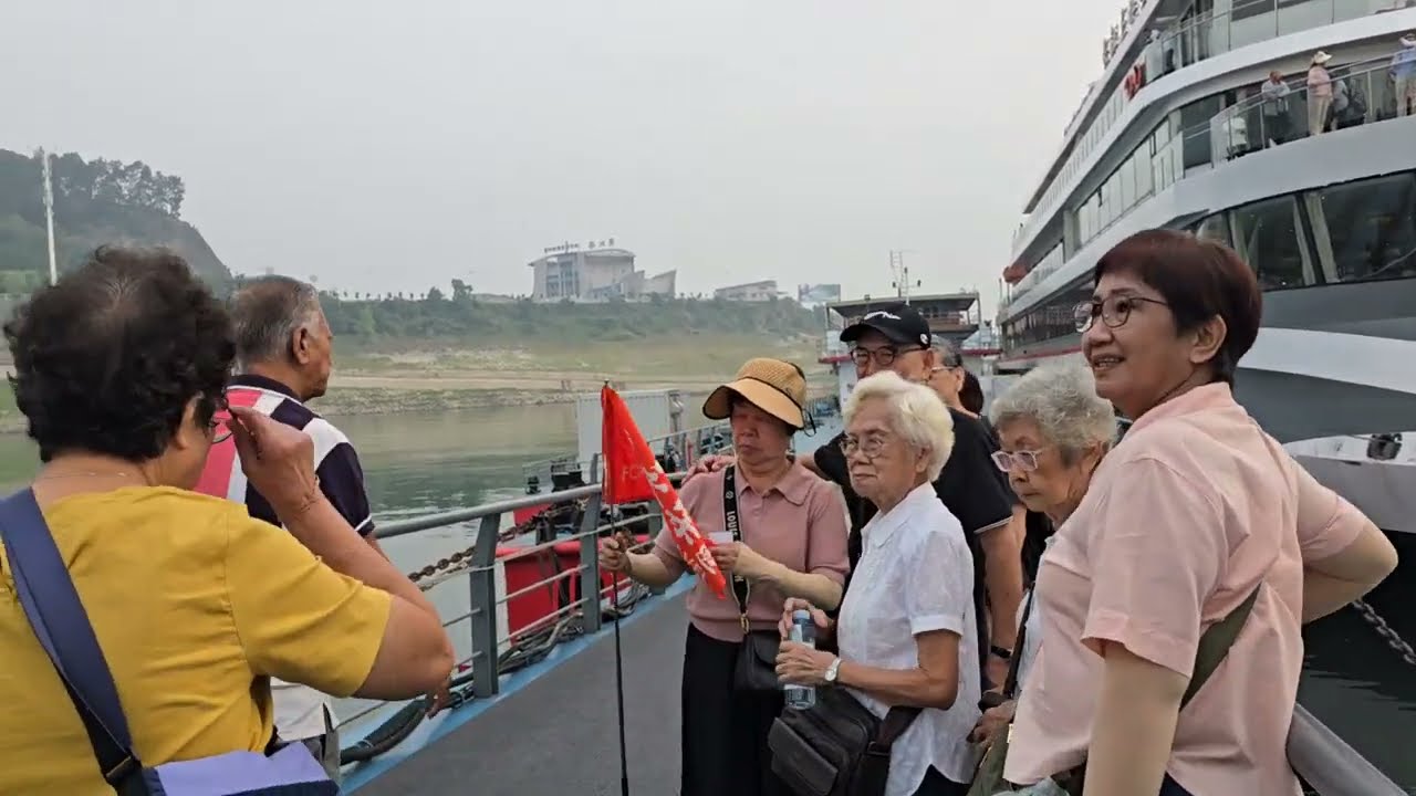 我們乘的遊輪坐電梯過三峽大壩