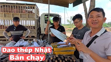 Phiên chợ bán nhiều dao thép trắng, dao tốt chất lượng
