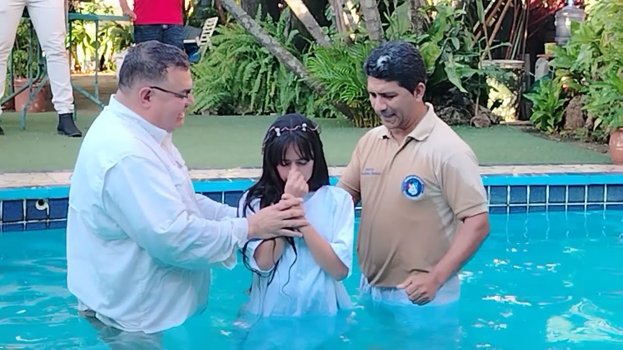 Bautismo apostólico de la hermana Ruth Elizabeth Chávez Garay