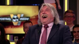 Johan Derksen gaat helemaal stuk om eigen grap over Joke Bruijs - VOETBAL INSIDE
