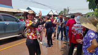 สงกรานต์ปีนี้ที่บ้านสาวเฉิ่ม สรงน้ำพระแต่ละขบวนม่วนกันสุดๆ